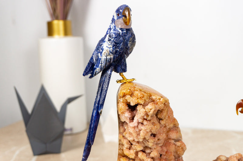 Handgefertigte Vogelschnitzerei aus Sodalith und rosa Quarzkristall: Skulptur eines Papageienpaares vom weltberühmten Schnitzer Venturini