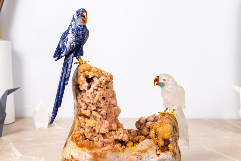Handgefertigte Vogelschnitzerei aus Sodalith und rosa Quarzkristall: Skulptur eines Papageienpaares vom weltberühmten Schnitzer Venturini