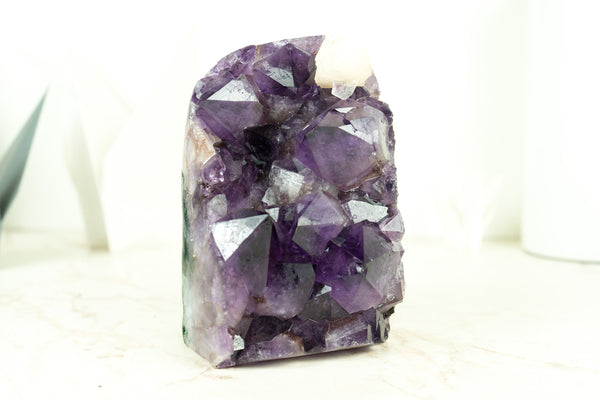 Hochwertiger Amethyst-Cluster mit Kristallcalcit, AA Deep Purple-Qualität, freistehend