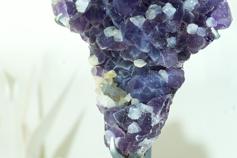Galaxy Amethyst Druzy Cluster, auch bekannt als gezuckerter Amethyst, Dunkelviolett mit Calcit