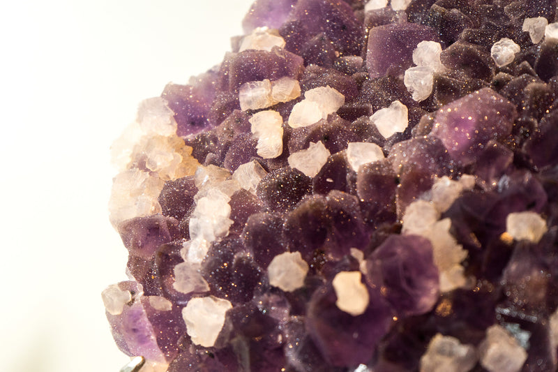 Galaxy Amethyst Druzy Cluster, auch bekannt als gezuckerter Amethyst, Dunkelviolett mit Calcit