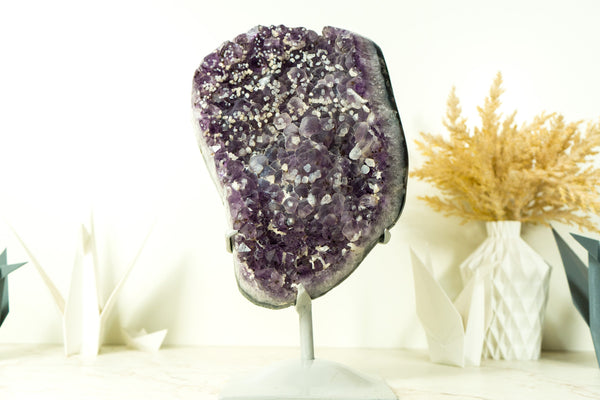 Mit Zucker überzogener Amethyst-Cluster mit tiefvioletten Galaxy-Drusen und Kalzit-Einschlüssen