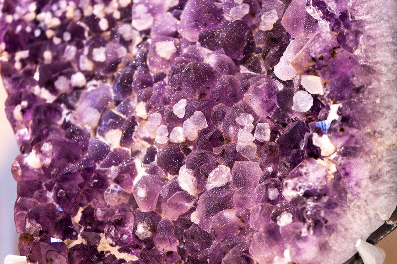 Mit Zucker überzogener Amethyst-Cluster mit tiefvioletten Galaxy-Drusen und Kalzit-Einschlüssen