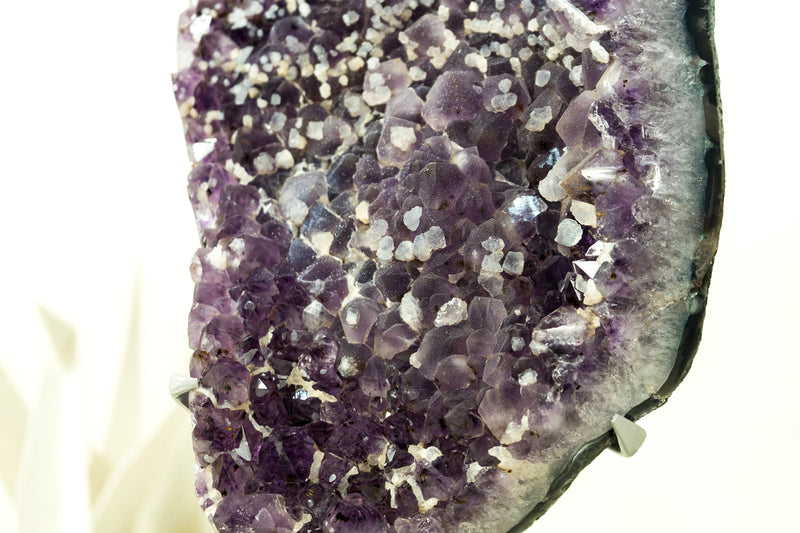 Mit Zucker überzogener Amethyst-Cluster mit tiefvioletten Galaxy-Drusen und Kalzit-Einschlüssen
