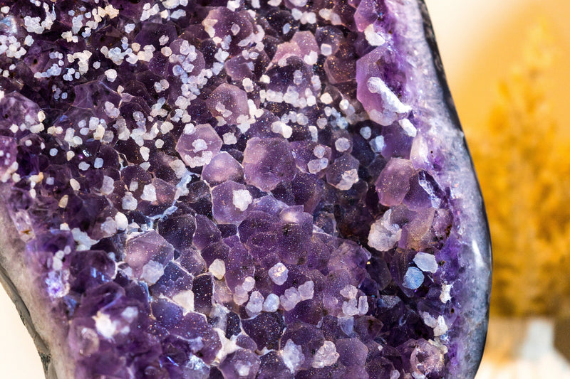 Mit Zucker überzogener Amethyst-Cluster mit tiefvioletten Galaxy-Drusen und Kalzit-Einschlüssen