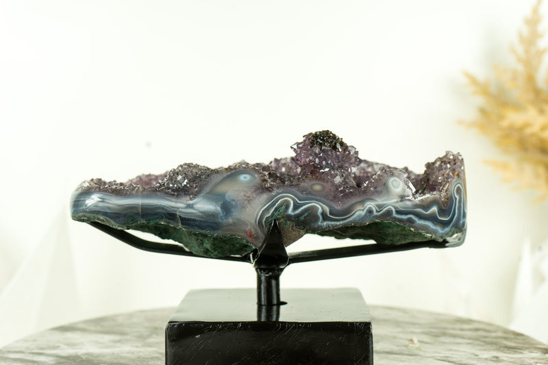Achat-Geode in Galeriequalität mit seltener Goethit-Blume (auch bekannt als Cacoxenit)