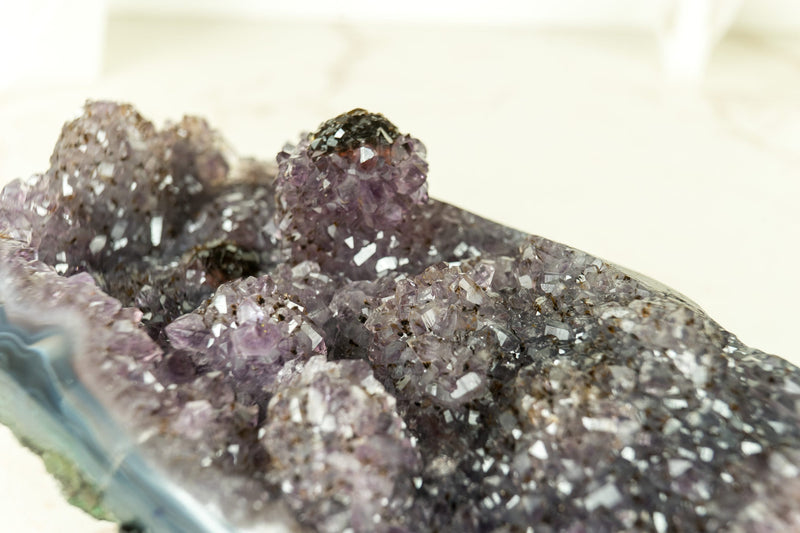 Achat-Geode in Galeriequalität mit seltener Goethit-Blume (auch bekannt als Cacoxenit)