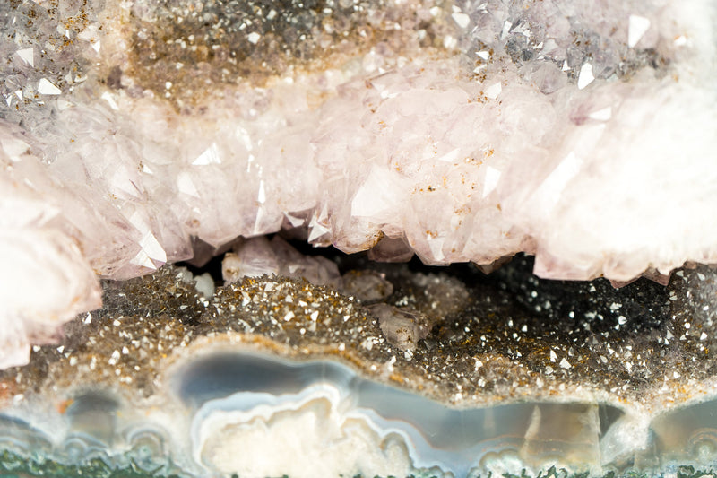 Dreifarbige Amethyst-Geode mit Galaxie-Drusen und Amethyst-Kronenformation