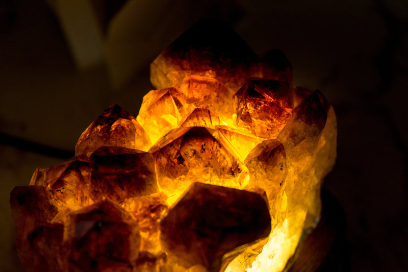 Maßgefertigte Tischlampe mit einem AAA-Citrincluster und brasilianischem Holz