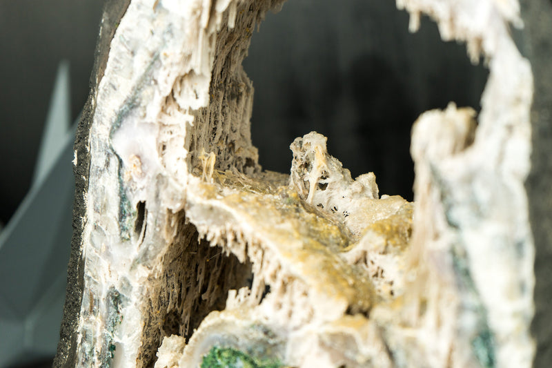 Extrem seltene, aus Stalaktiten geformte Amethyst-Geode mit Moosachat und Kristall