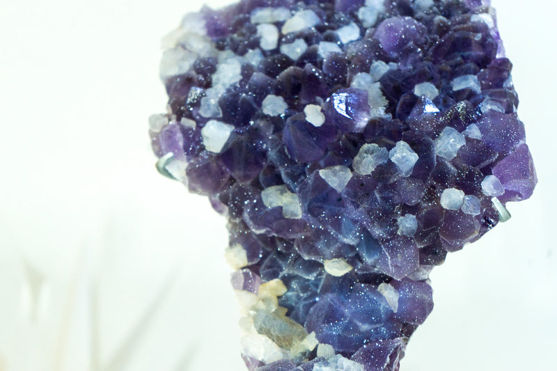 Galaxy Amethyst Druzy Cluster, auch bekannt als gezuckerter Amethyst, Dunkelviolett mit Calcit