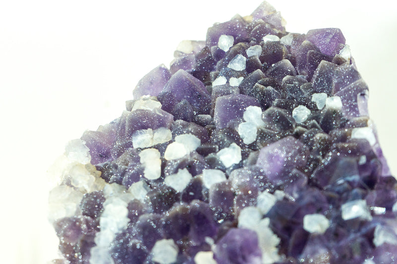 Galaxy Amethyst Druzy Cluster, auch bekannt als gezuckerter Amethyst, Dunkelviolett mit Calcit