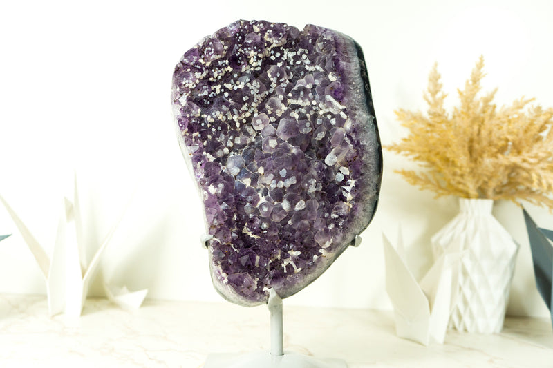 Mit Zucker überzogener Amethyst-Cluster mit tiefvioletten Galaxy-Drusen und Kalzit-Einschlüssen