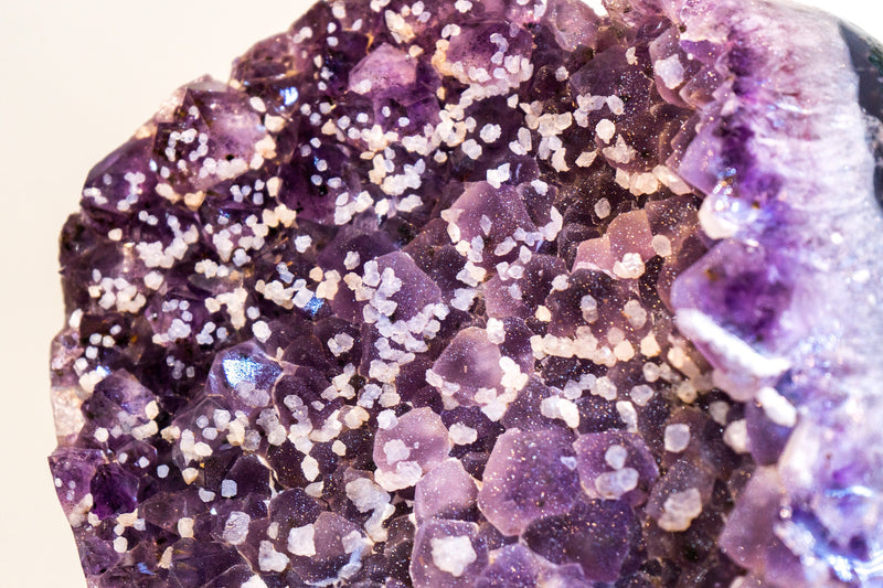 Mit Zucker überzogener Amethyst-Cluster mit tiefvioletten Galaxy-Drusen und Kalzit-Einschlüssen