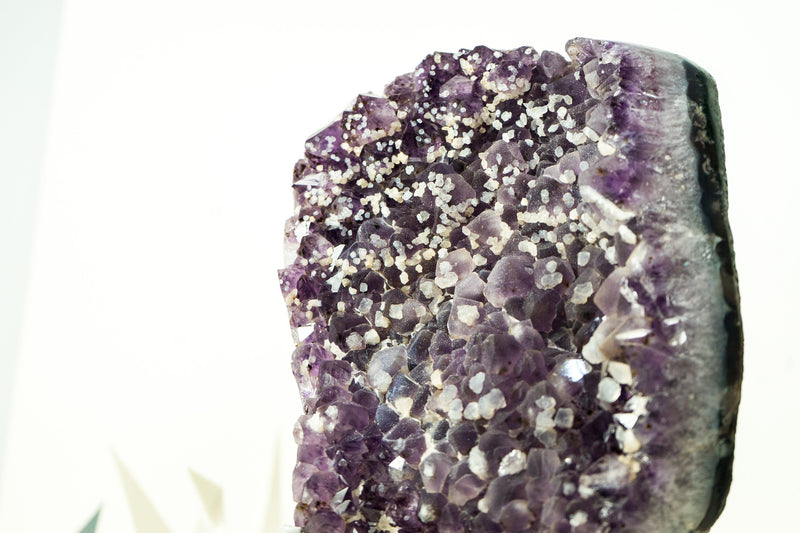 Mit Zucker überzogener Amethyst-Cluster mit tiefvioletten Galaxy-Drusen und Kalzit-Einschlüssen