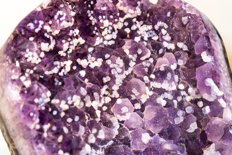 Mit Zucker überzogener Amethyst-Cluster mit tiefvioletten Galaxy-Drusen und Kalzit-Einschlüssen