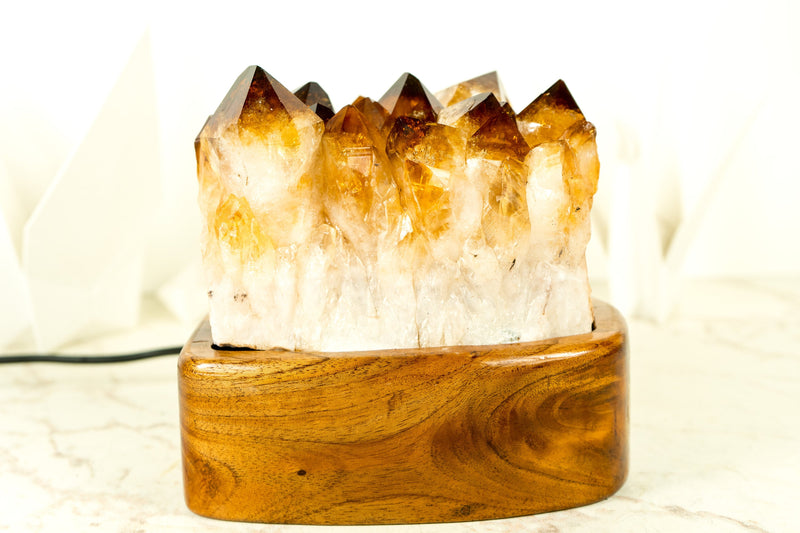 Maßgefertigte Tischlampe mit einem AAA-Citrincluster und brasilianischem Holz
