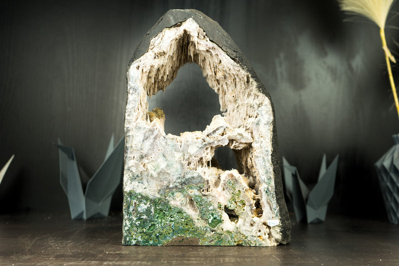 Extrem seltene, aus Stalaktiten geformte Amethyst-Geode mit Moosachat und Kristall
