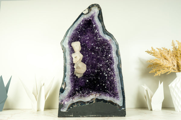 Wunderschöne Amethyst-Geode mit tiefvioletter Amethyst-Druse, blauem Spitzenachat und Kalzitformation
