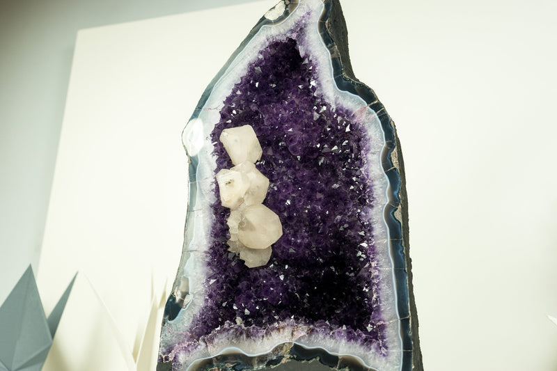 Wunderschöne Amethyst-Geode mit tiefvioletter Amethyst-Druse, blauem Spitzenachat und Kalzitformation