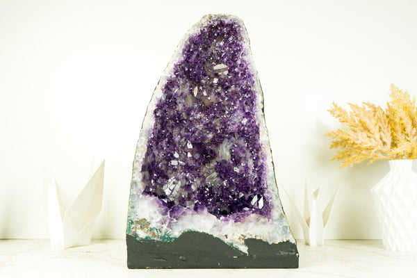 Dunkelviolette Amethyst-Geode mit seltener blumenartiger Drusenformation und Kalzit-Einschlüssen