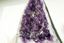 Dunkelviolette Amethyst-Geode mit seltener blumenartiger Drusenformation und Kalzit-Einschlüssen