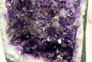 Dunkelviolette Amethyst-Geode mit seltener blumenartiger Drusenformation und Kalzit-Einschlüssen