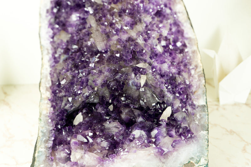 Dunkelviolette Amethyst-Geode mit seltener blumenartiger Drusenformation und Kalzit