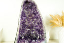 Dunkelviolette Amethyst-Geode mit seltener blumenartiger Drusenformation und Kalzit