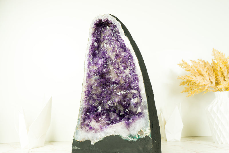 Dunkelviolette Amethyst-Geode mit seltener blumenartiger Drusenformation und Kalzit