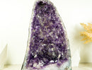 Dunkelviolette Amethyst-Geode mit seltener blumenartiger Drusenformation und Kalzit