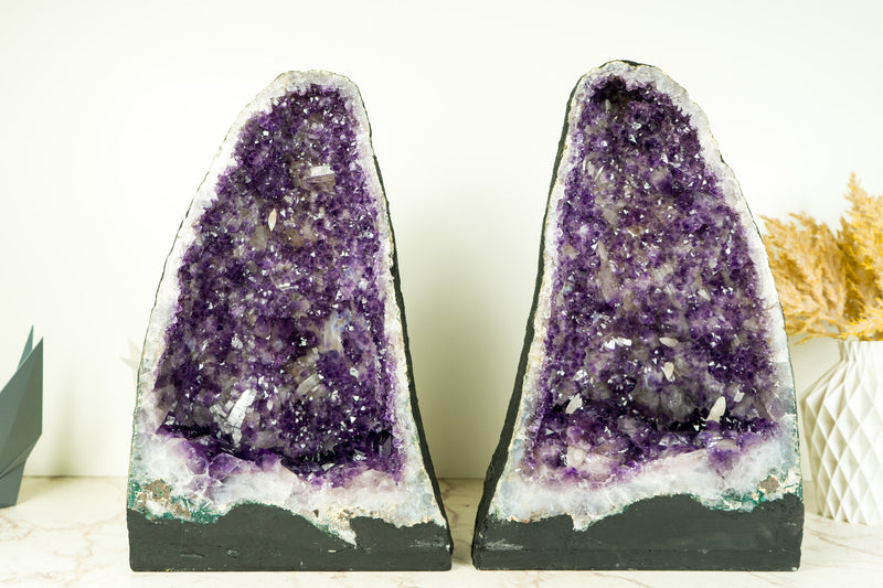 Paar dunkelviolette Amethyst-Geoden mit seltener blumenartiger Drusenformation und Kalzit-Einschlüssen