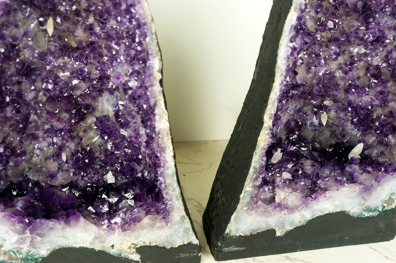 Paar dunkelviolette Amethyst-Geoden mit seltener blumenartiger Drusenformation und Kalzit-Einschlüssen