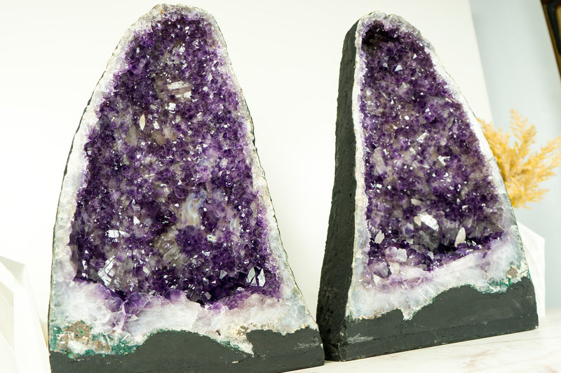 Paar dunkelviolette Amethyst-Geoden mit seltener blumenartiger Drusenformation und Kalzit-Einschlüssen