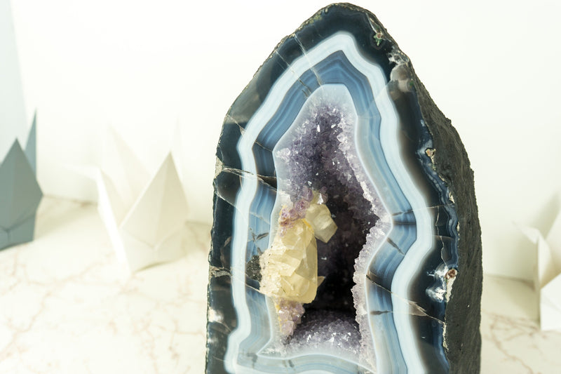 Seltene Kathedrale aus blauem Spitzenachat mit blauen und weißen Achatspitzen und Kalziteinschluss