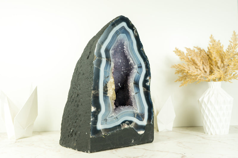 Seltene Kathedrale aus blauem Spitzenachat mit blauen und weißen Achatspitzen und Kalziteinschluss