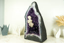 Wunderschöne Amethyst-Geode mit tiefvioletter Amethyst-Druse, blauem Spitzenachat und Kalzitformation