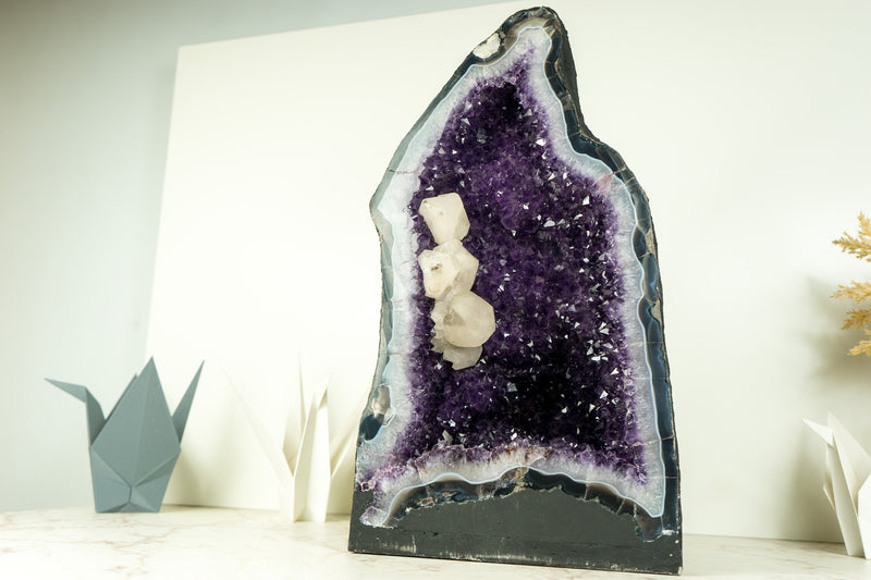 Wunderschöne Amethyst-Geode mit tiefvioletter Amethyst-Druse, blauem Spitzenachat und Kalzitformation