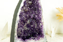 Dunkelviolette Amethyst-Geode mit seltener blumenartiger Drusenformation und Kalzit-Einschlüssen