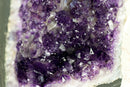 Dunkelviolette Amethyst-Geode mit seltener blumenartiger Drusenformation und Kalzit-Einschlüssen