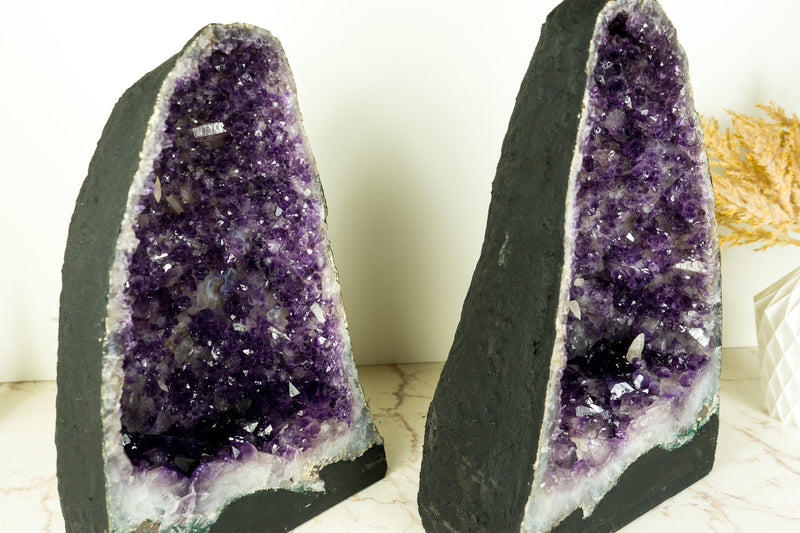 Paar dunkelviolette Amethyst-Geoden mit seltener blumenartiger Drusenformation und Kalzit-Einschlüssen