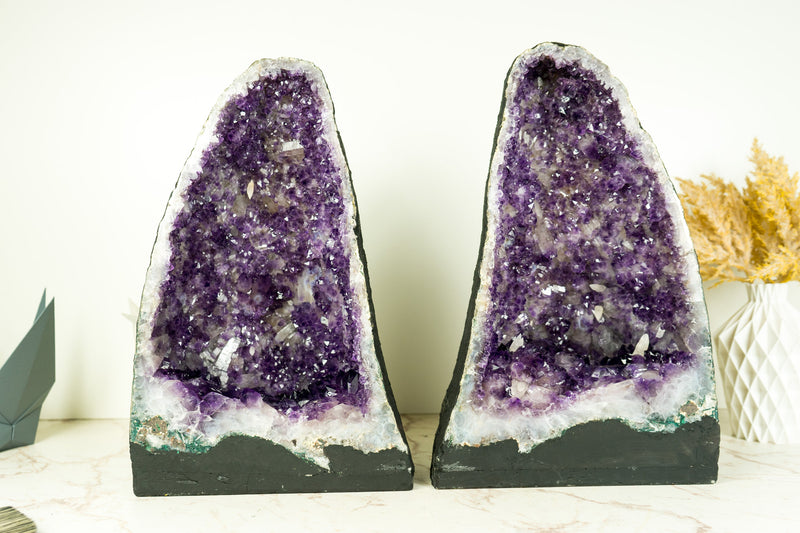 Paar dunkelviolette Amethyst-Geoden mit seltener blumenartiger Drusenformation und Kalzit-Einschlüssen
