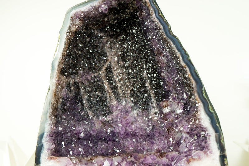Natürliche Galaxy Amethyst Geode mit seltenem zweifarbigen Amethyst Druzy und blau gebändertem Achat