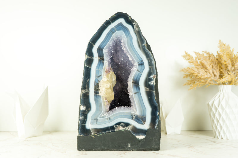 Seltene Kathedrale aus blauem Spitzenachat mit blauen und weißen Achatspitzen und Kalziteinschluss