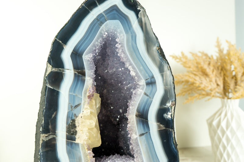 Seltene Kathedrale aus blauem Spitzenachat mit blauen und weißen Achatspitzen und Kalziteinschluss