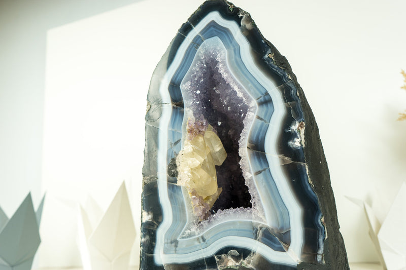 Seltene Kathedrale aus blauem Spitzenachat mit blauen und weißen Achatspitzen und Kalziteinschluss