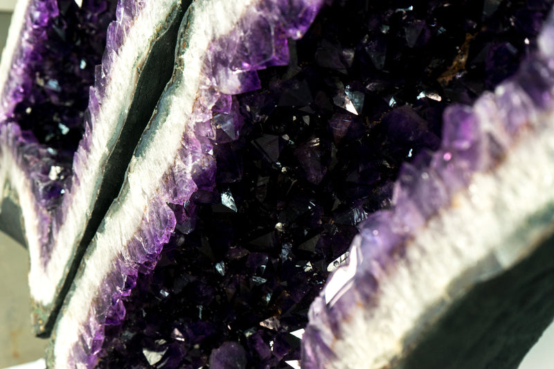 Riesige 6,4 Fuß tiefviolette Amethyst-Geodenflügel